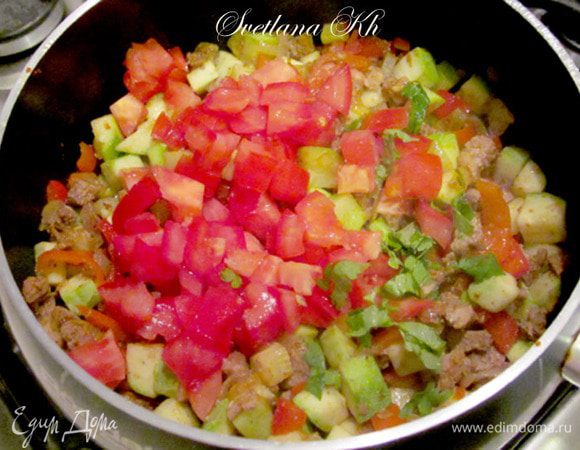 Добавить помидор и зелень. 
