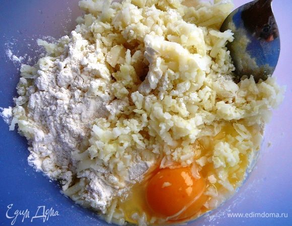Замесить тесто из муки, сливочного масла, тертого картофеля, яйца, немного посолить. Тесто получается очень мягкое и эластичное.
