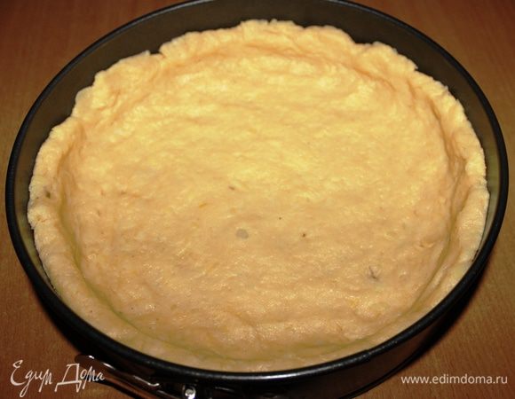 Готовое тесто выложить в форму и сформировать бортики.