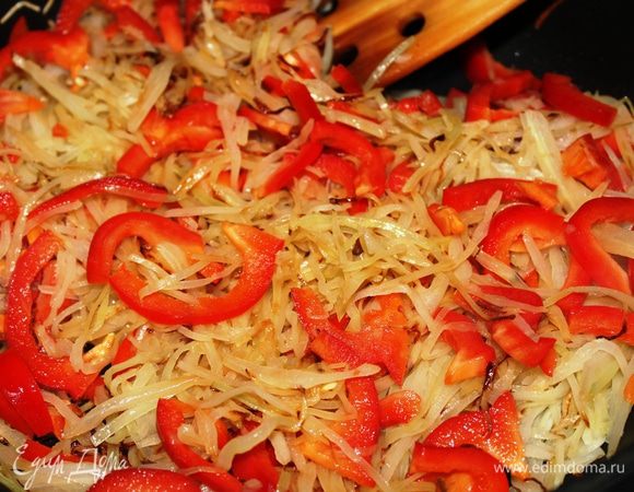 Приготовить начинку. На оливковом масле обжарить лук, добавить болгарский перец и нашинкованную капусту, соль и перец по вкусу. Тушить, пока капуста не станет мягкой.