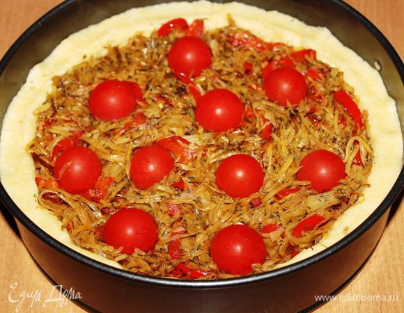 Выложить начинку на основу, сверху положить помидоры-черри, посыпать сухими травами.