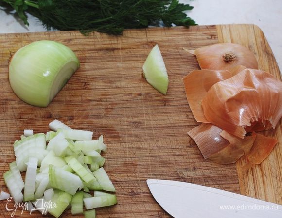 Теперь легко нарежьте кубики поперек луковицы. Попку можно выбросить в конце.