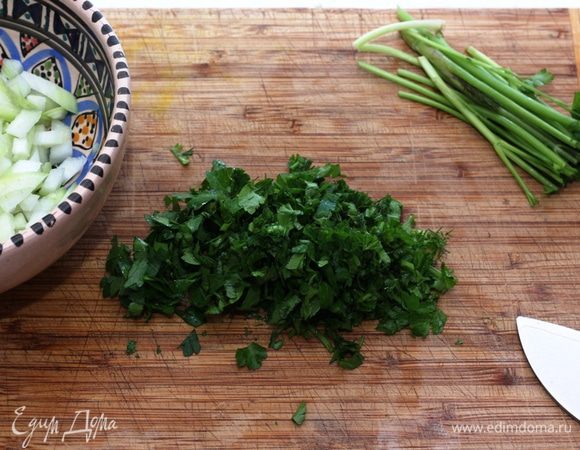 Теперь нарубите зелень, стебли выбросьте.