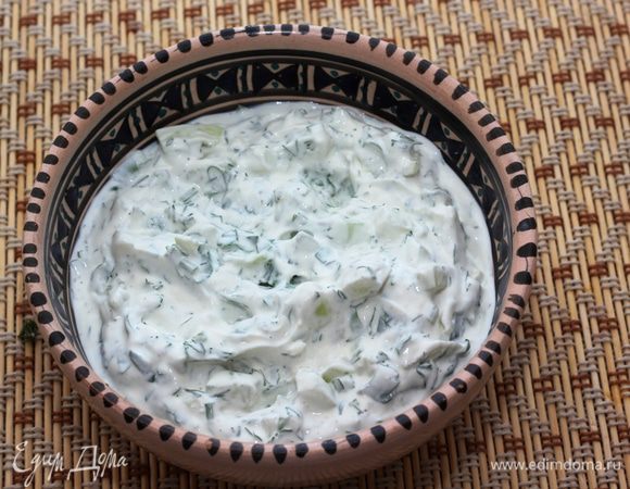 Слегка посолите и поперчите соус. Хорошо его размешайте.