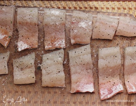 Снимите филе с рыбы. Порежьте филе на куски, шириной 4 сантиметра. Посолите и поперчите. Кожу можно не снимать.