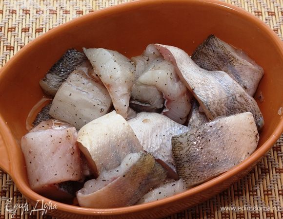 Сложите рыбу в керамическую форму. Полейте сверху растительным маслом. и хорошо перемешайте рыбу.