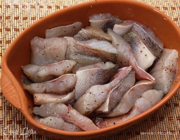 Сложите кусочки рыбы вертикально. Таким образом соус лучше проникнет между кусками (хоть он и густой, во время запекания он станет более жидким).