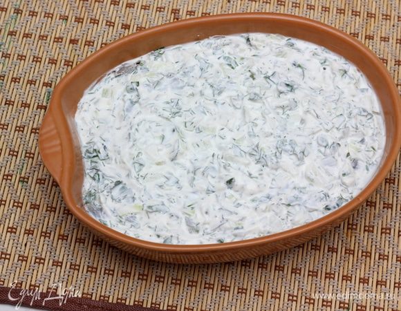 Выложите сверху соус и хорошенько его распределите по рыбе. Поставьте форму с рыбой в духовку, предварительно разогретую до 180 градусов. Запекайте в течение 40-50 минут. На самом деле для рыбы достаточно порядка 30 минут. Но мы специально используем керамическую форму, чтобы она медленнее нагревалась, а соус сверху хорошо прогрелся. Поэтому рыба не пережарится за 40-50 минут. Дайте рыбе постоять в теплом месте несколько минут. Подавайте с гарниром в виде картошки, салатом или просто без ничего )))