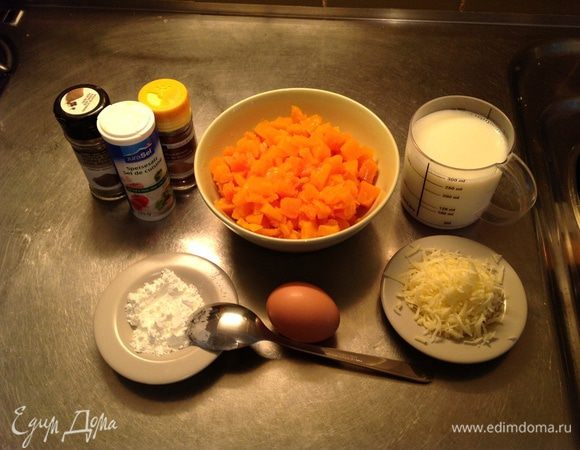 Разогреть предварительно духовку до 200 градусов.
Порезать тыкву на кубики среднего размера и поставить вариться (или взять уже варенную (как у меня). 
Пока тыква варится, готовим соус.