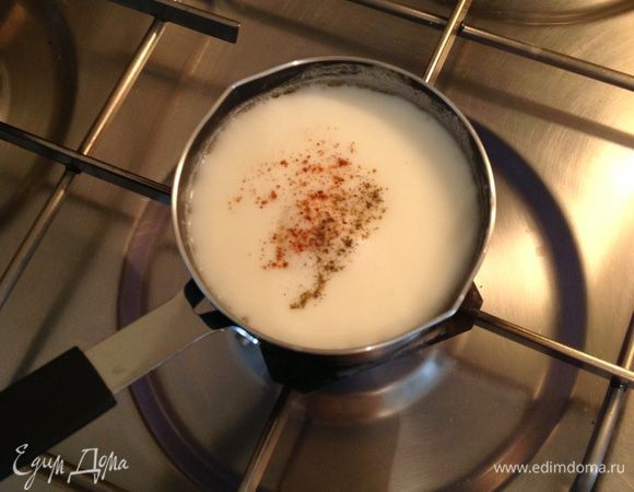 Добавить немножко соли, перца и мускатного ореха.