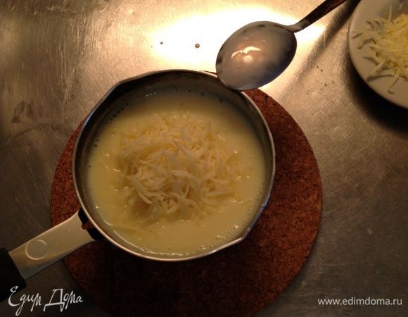 Снять с огня. Дать "успокоиться" соусу пару секунд, добавить 1 яичный желток и перемешать. Соус приобретает приятный жёлтый цвет. По желанию добавить сыр.
Соус готов.