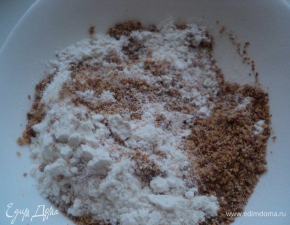 Для бисквита: миндаль очистить от кожицы, предварительно залив кипятком на 5 мин. Затем хорошо подсушить на сковородке до легкого зарумянивания. Охладить и измельчить в блендере. Смешать молотый миндаль с мукой, кофе и разрыхлителем теста.