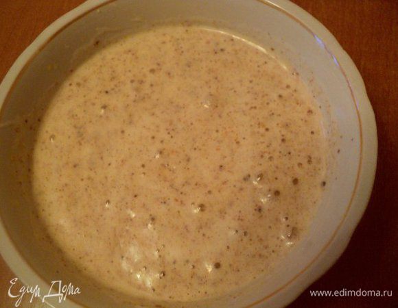 Яйца взбить с сахаром в течении 5 мин. до увеличения массы в объеме в 3 раза. Для лучшего взбивания я поставила миску с яйцами над кастрюлей с горячей водой.
Добавить в яичную смесь растительное масло, перемешать и сухие ингредиенты, осторожно перемешать.
