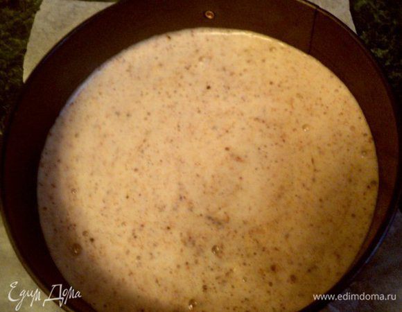 Дно формы для выпечки Ф-20 см застелить пергаментом, смазать маслом. Вылить тесто. Чтобы готовый бисквит при выпечке не поднимался горбом, несколько раз резко крутануть форму с тестом по часовой стрелке. Выпекать при температуре 189 градусов 20-25 мин. Готовый бисквит перевернуть на решетку и охладить.