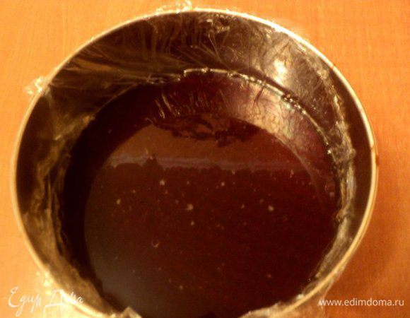 Желатин залить 70 мл холодной кипяченой воды, дать набухнуть. Сварить крепкий кофе с сахаром. Снять кофе с плиты, слегка охладить, добавить коньяк и разбухший желатин, размешать до растворения желатина. 120 мл кофе с желатином отлить для кофейно-сливочного крема. Форму диаметром меньшим, чем в которой выпекался бисквит, застелить пищевой пленкой. Вылить оставшийся кофе с желатином, поставить в холодильник для застывания.