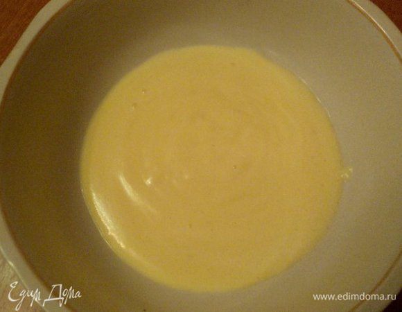 Для кофейно-сливочного крема: желтки взбить добела с 2 ст. ложками сахара, добавить крахмал и немного холодного молока. Остальное молоко нагреть до кипения (но не кипятить!) и влить тонкой струйкой, постоянно помешивая яичную смесь. Прогреть на небольшом огне до загустения. Перелить в миску, накрыть пищевой пленкой и охладить.