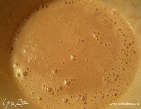 Остывший заварной крем взбить миксером, добавляя понемногу кофе с желатином (если оно застыло, немного прогреть до состояния легкого желирования). Взбивать около 10 мин., пока вся масса не начнет густеть.