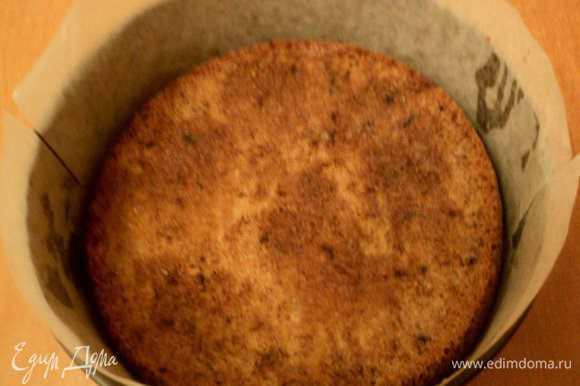 Бока формы выстелить бумагой для выпечки, на дно положить бисквит, смочить слегка сверху охлажденным кофе.