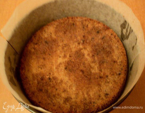 Бока формы выстелить бумагой для выпечки, на дно положить бисквит, смочить слегка сверху охлажденным кофе.