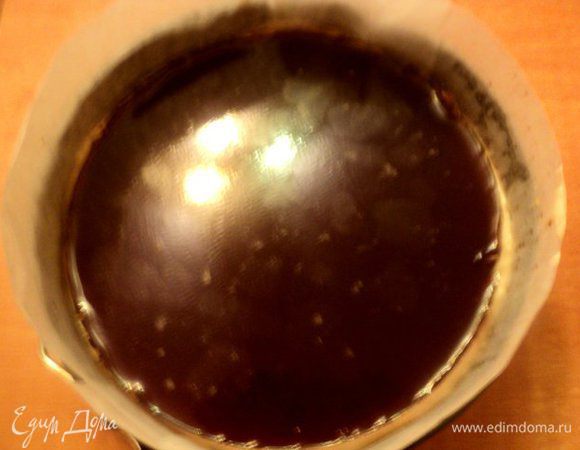 Сверху положить застывшее кофейное желе и вылить сверху оставшийся крем. Поставить в холодильник на 2-3 часа для застывания.