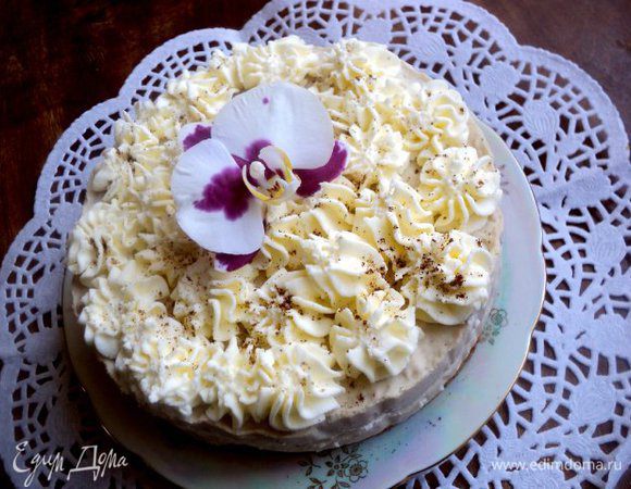 Готовый торт украсить взбитыми с сахарной пудрой сливками, чуть-чуть присыпать молотым кофе  и сверху по желанию украсить живыми цветами.