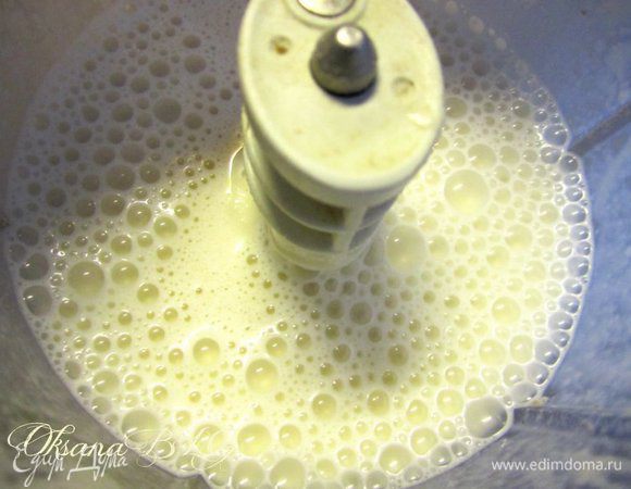 Поместить миндаль и воду в блендер, взбивать примерно 5 минут.