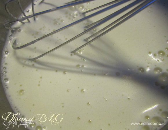 Крем. Смешать миндальное молоко и половину простого молока, поставить на огонь.