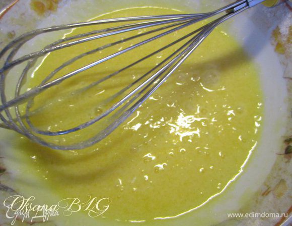 Яйца взбить с сахаром, добавить крахмал, оставшееся молоко.