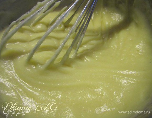 Получившуюся массу тонкой струйкой ввести в горячее молоко.  Постоянно помешивая варит на низком огне до закипания, поддержать еще 5 минут на огне. Снять с огня.