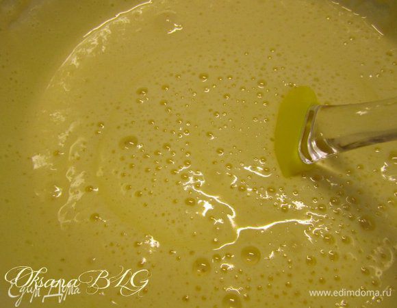 Бисквит. Яйца взбить с сахаром, в пышную объемную массу.