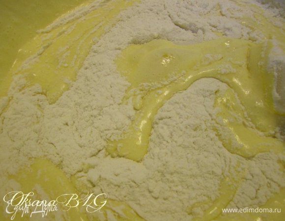Муку смешать с крахмалом и разрыхлителем. Добавить в яичную массу, аккуратно перемешать.