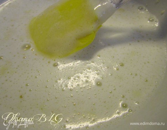 Молоко довести до кипения, добавить белый шоколад. Поучившуюся массу ввести в тесто.