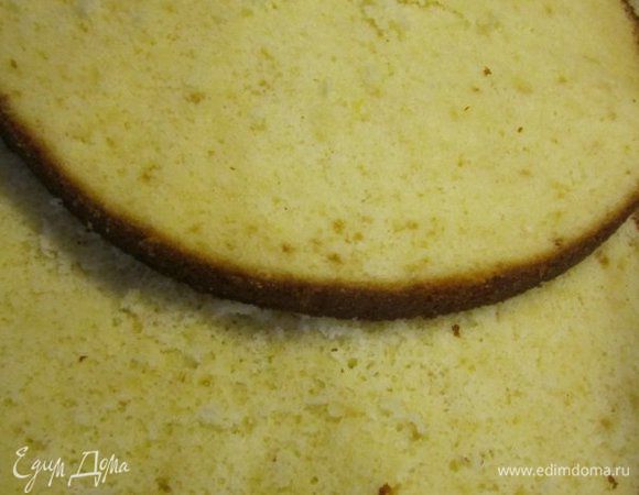 Разрезать на 4 коржа.