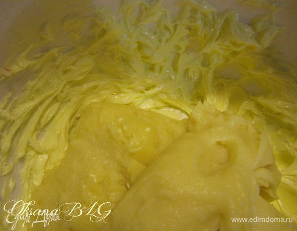 Еще один этап крема. 100 г  мягкого масла взбить. Продолжая взбивать ввести  по 1 ст. л. заваренной крем.