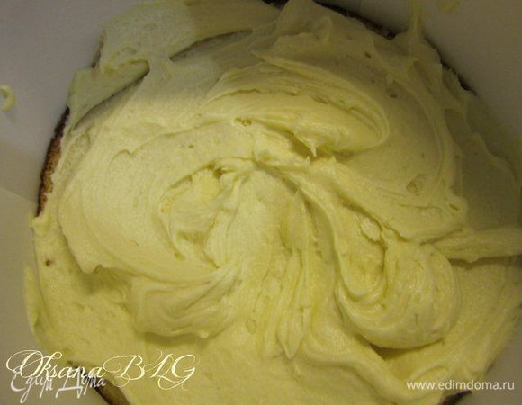 Нанести часть крема.