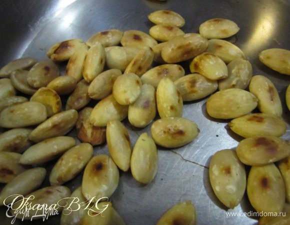 В средний слой крема добавить подсушенный миндаль, по желанию его можно измельчить с среднюю крошку.