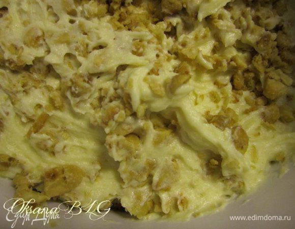 Выложить миндаль на крем. Покрыть коржом.