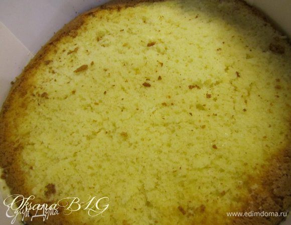 Смазать оставшимся кремом, накрыть коржом. Поставить в холодильник на 2-3 часа.