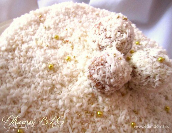 Можно украсить шариками- конфетами из бисквитной крошки, миндаля и белого шоколада.