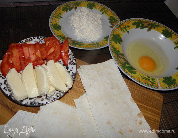 Для начала режем на ленты лаваш, а моцареллу и помидор нарезаем брусочками... Моцареллу перед нарезанием обсушить бумажным полотенцем, чтобы ушла лишняя влага...