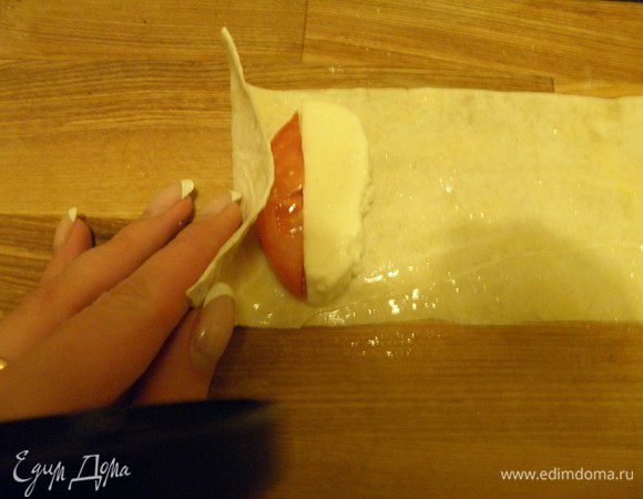 Слегка взбиваем два яйца (на фото у меня одно, но по факту получилось, что необходимо два)... Смазываем полоску лаваша яйцом и выкладываем на нее помидор и сыр, посолили, поперчили...Для того, чтобы лаваш не порвался я его сразу не сворачивала, смазывала и выкладывала начинку на второй рулет, а потом сворачивала первый..