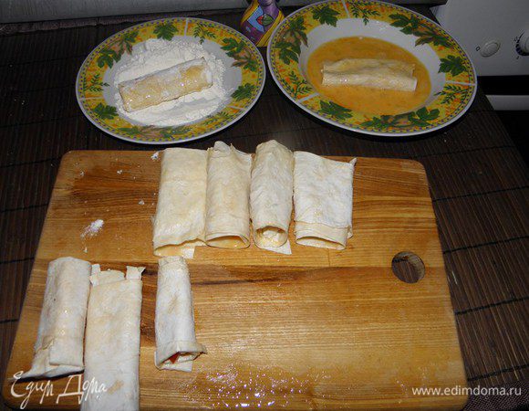 Затем  наших красавцев  обмакиваем в яйцо, потом в муку...