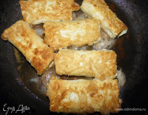 И обжариваем в горячем подсолнечном масле....