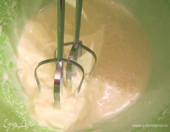 Взбиваем на максимальной скорости сгущенное молоко с маскарпоне.