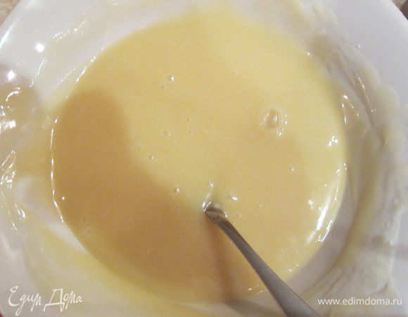 Заливаем поломанный шоколад подогретыми в микроволновке сливками до однородного состояния. 