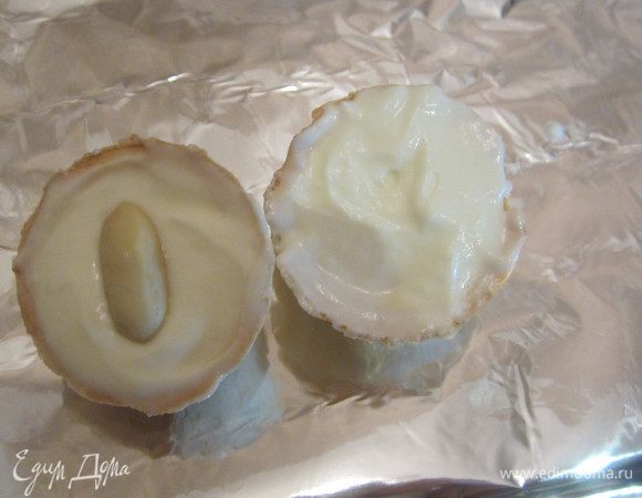  Берем вафельные орешки, внутрь каждой ложкой кладем крем, затем орешек,