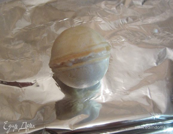 Можно краешки смазать сгущенкой, чтобы лучше держались.