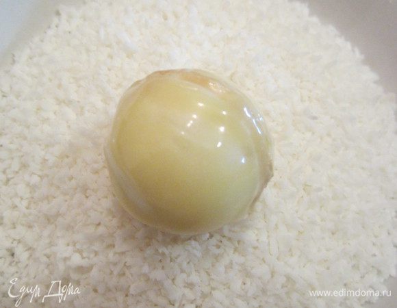 Обмакиваем орешек в растопленном шоколаде, затем обваливаем в кокосовой стружке. 