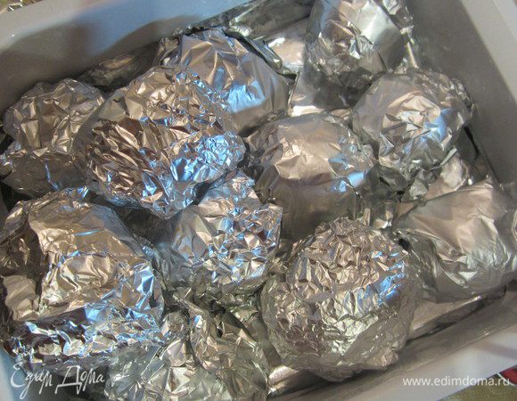 Теперь самый главный секрет, эти конфетки сразу нужно обязательно класть в морозилку перед подачей на 1.5 - 2 часа, предварительно каждую обернув фольгой, так как вафелька может просто впитать крем и она размокнет. У меня была емкость для льда в морозилке, вот туда я их и складывала. Приятного! P.S.-эти конфетки спокойно можно хранить в морозилке, я полпорции конфеток на ночь оставила в морозилке,а полпорции в холодильнике, те что были в морозилке отлично можно сразу кушать, правда крем немного застыл, стал немного как мороженное, но вкусно)