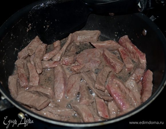 Разогреть духовку до 200 гр. Говядину /желательно целым куском, у меня кусочками/ посолить и поперчить. Разогреть олив. масло на  сковороде. Говядину обжаривать с каждой  стороны по минуте.
Затем мясо поставить в духовку на 8-9 мин. Готовую говядину выложить на тарелку.